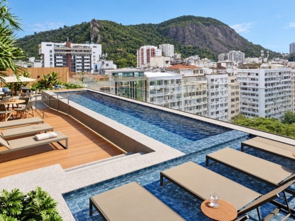 Be in Rio | Siqueira Campos 37 — Piscina e solário — vista para o morro — imagem ilustrativa