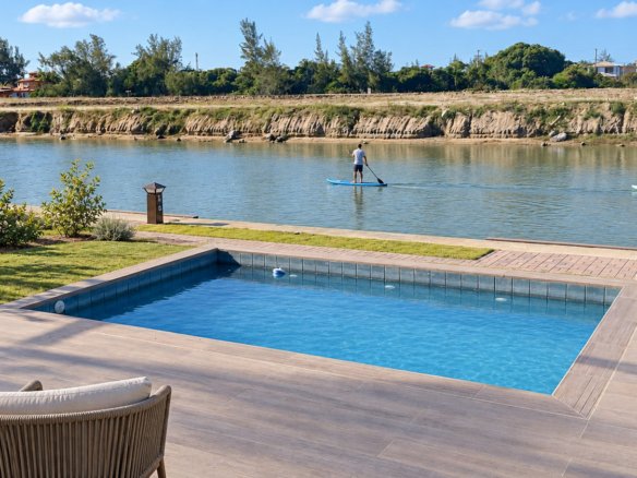 Toriba Sul — piscina e passeio de stand-up paddle — ambientação ilustrativa