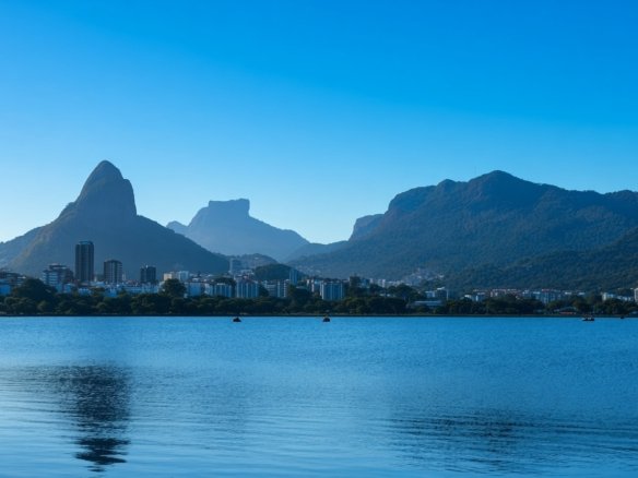 Lagoa Rodrigo de Freitas num dia de céu azul, com o Morro Dois Irmãos e a Pedra da Gávea ao fundo (imagem ilustrativa)
