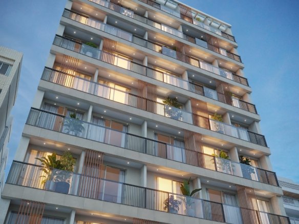 Torre residencial vista de baixo, com varandas iluminadas e plantas