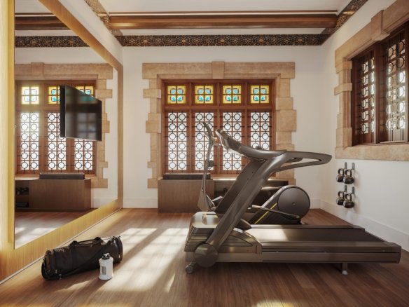 Sala de fitness com esteira e pesos, janelas de treliça e vitrais