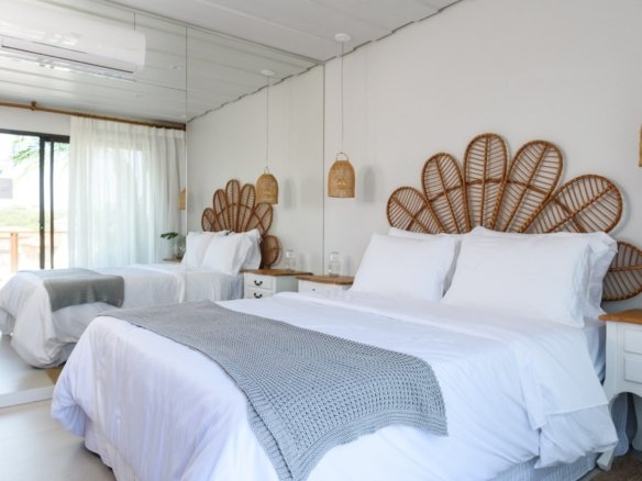Quarto de casal decorado da casa 9 do Condomínio A do Toriba Norte, com cabeceira de palha (foto real)