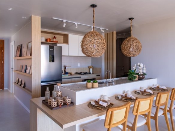 Cozinha integrada decorada da casa 10 do Condomínio B do Toriba Norte, com bancada e banquetas (foto real)