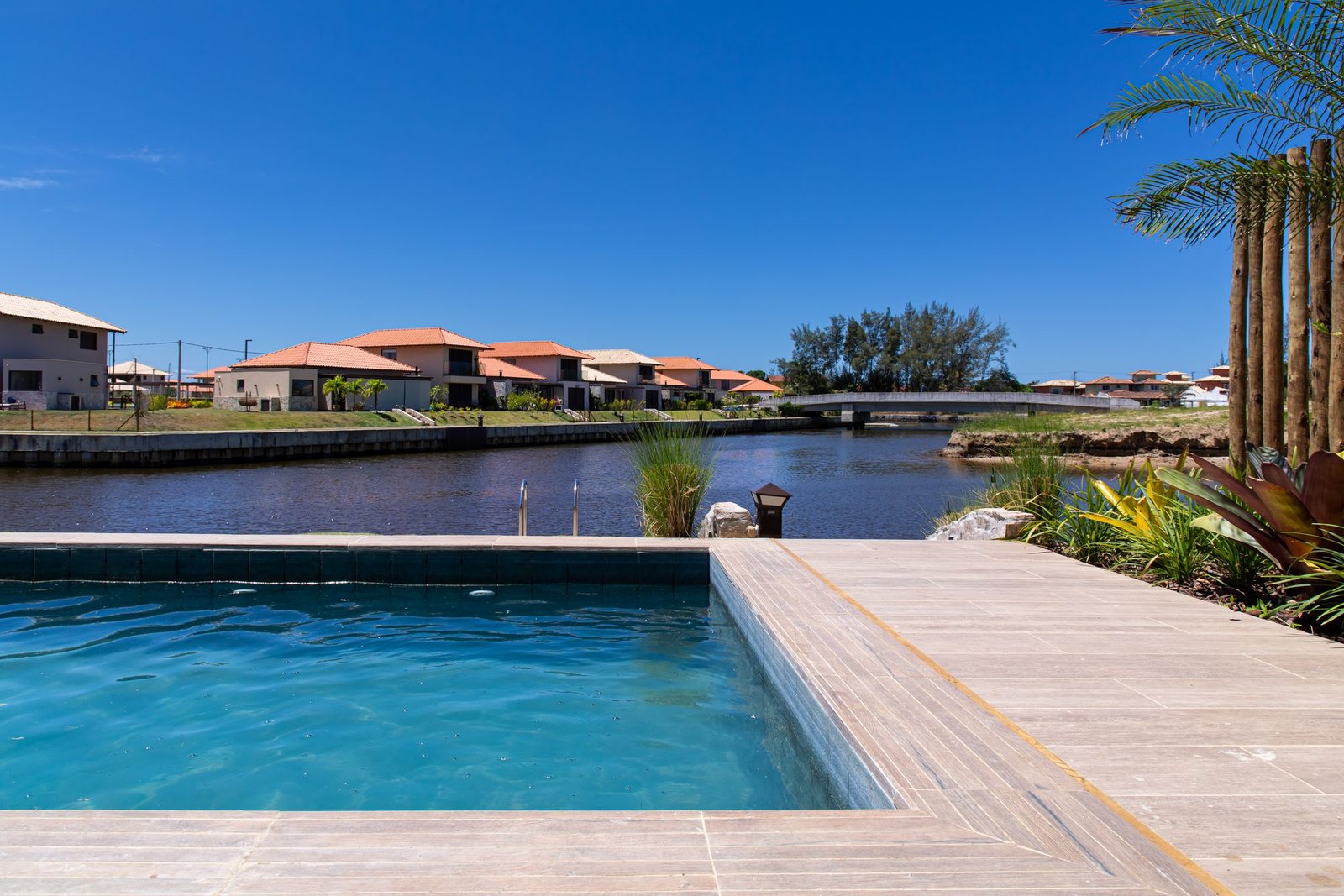 Condomínio B, casa 10: piscina com deck (foto real) Piscina da casa 10 do Condomínio B do Toriba Norte, com deck de madeira e o canal ao lado (foto real)