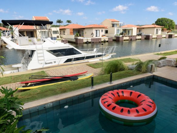 Toriba Norte — Condomínio A, casa 9: piscina e barco no canal