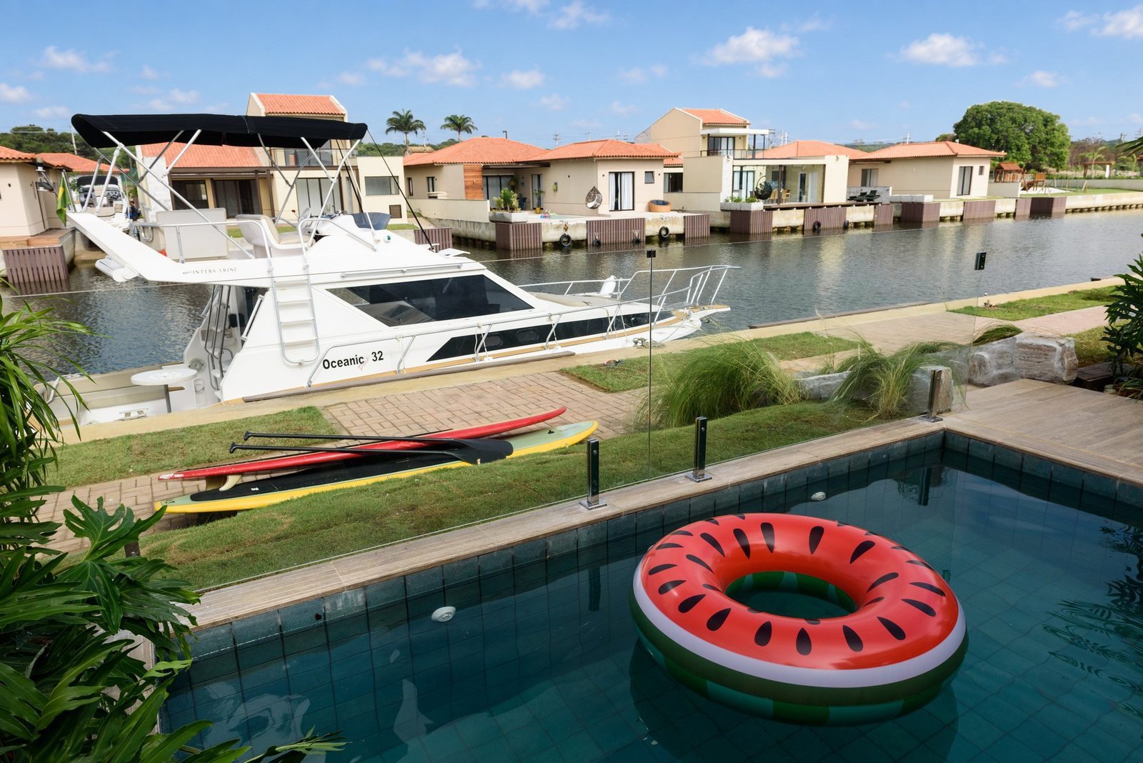 Toriba Norte — Condomínio A, casa 9: piscina e barco no canal Toriba Norte — Condomínio A, casa 9: piscina e barco no canal