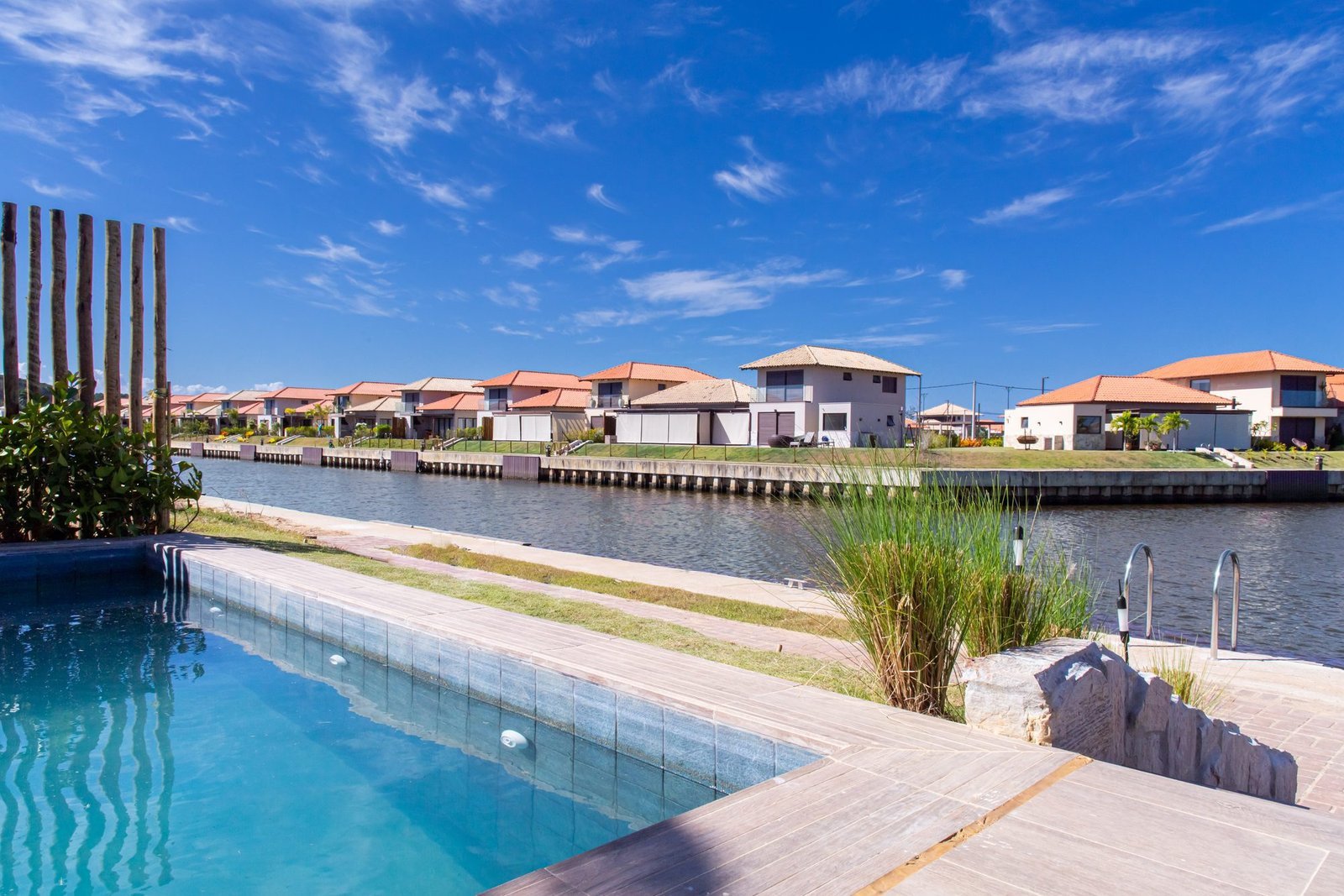 Toriba Norte — Condomínio B, casa 10: piscina e casas da outra margem Toriba Norte — Condomínio B, casa 10: piscina e casas da outra margem