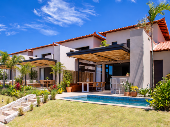 Toriba Norte: casas e piscina com paisagismo, acabamentos e mobiliário inseridos digitalmente — ambientação ilustrativa.