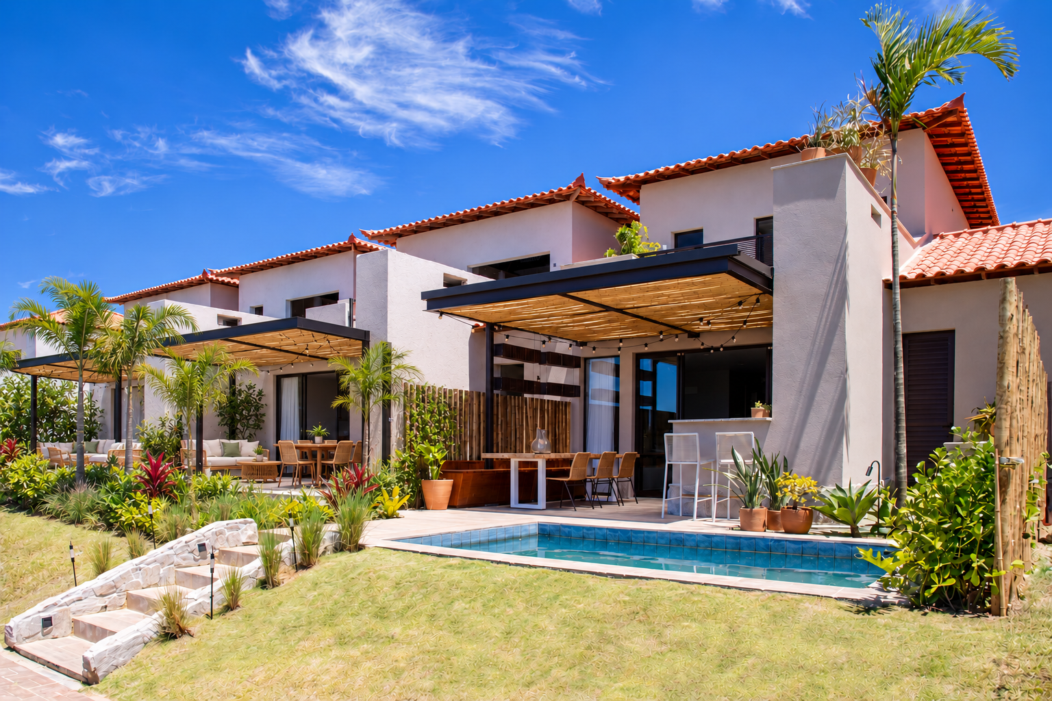 Toriba Norte: casas e piscina com paisagismo, acabamentos e mobiliário inseridos digitalmente — ambientação ilustrativa.