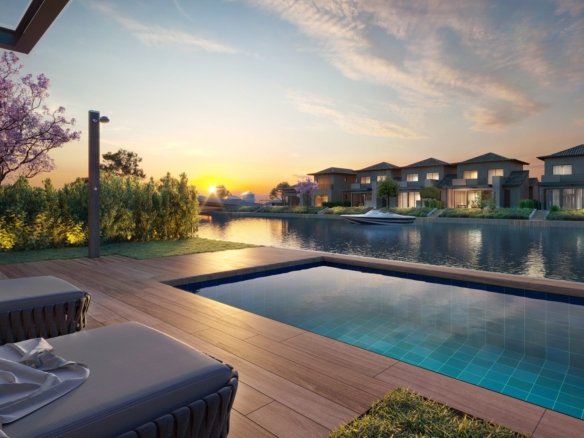 Piscina e deck de uma casa do Toriba Sul ao entardecer, com o canal e outras casas ao fundo (imagem ilustrativa)