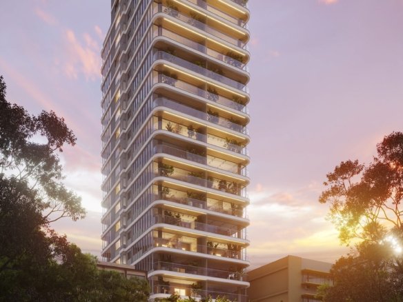 Torre residencial de linhas curvas ao entardecer, com varandas contínuas e vegetação nas jardineiras de cada pavimento, vista da rua arborizada.