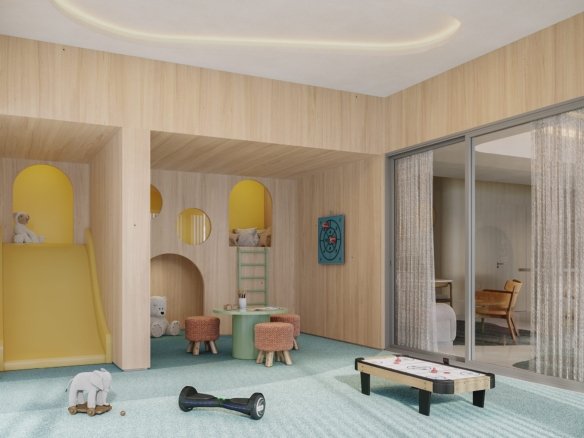 Sala infantil com piso emborrachado verde, escorregador amarelo, nichos em arco com bichos de pelúcia, mesinha redonda e mesa de air hockey.