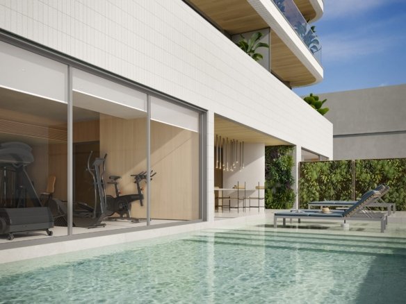 Piscina descoberta com lâmina rasa na borda, espreguiçadeiras ao lado e, atrás do vidro, o espaço fitness; acima, as varandas curvas da torre.
