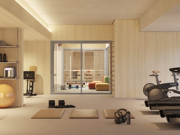 Sala de ginástica com esteiras junto à janela, bicicletas, estação de musculação, halteres e tatames, com a piscina visível do lado de fora.