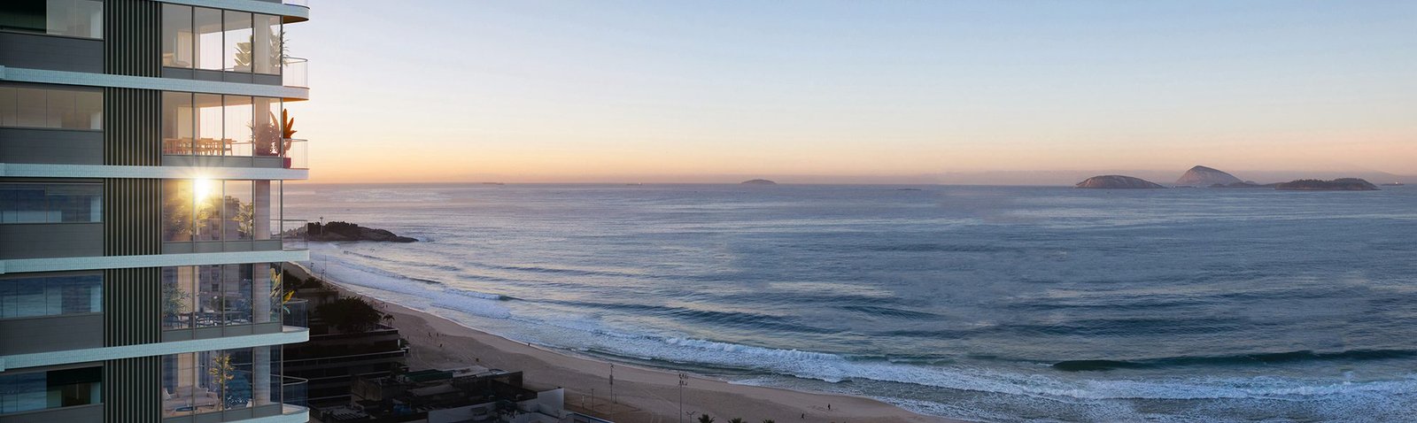 Vista do mar e do Arpoador (imagem ilustrativa) Panorâmica ao nascer do sol: a torre à esquerda, a praia, a pedra do Arpoador e as Ilhas Cagarras no horizonte.