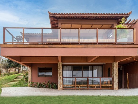 Casa de dois andares do Alto Ybirá vista do gramado, com varanda no andar de cima e escada no jardim ao lado (foto real)